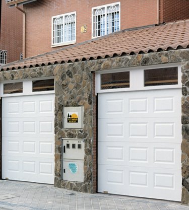 Puertas de Garaje Seccionales en color blanco en Sevilla Badajoz Huelva España y Portugal