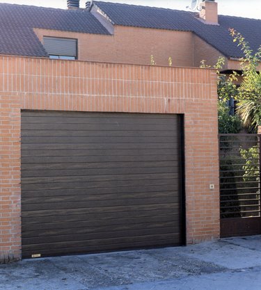 puerta de garaje marrón para vivienda